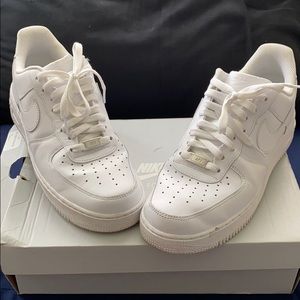 Men’s white Air Force 1 ‘07